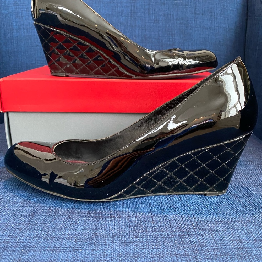 JOHNSTON & MURPHY Bethany black patent wedge shoe. 9M